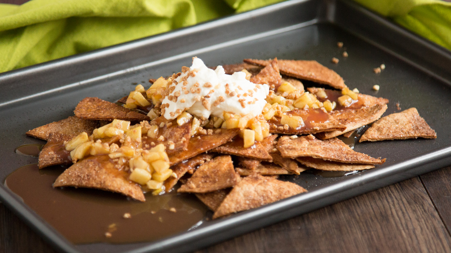 Apple Pie Nachos mit Salz-Karamell-Soße &amp; Krokant