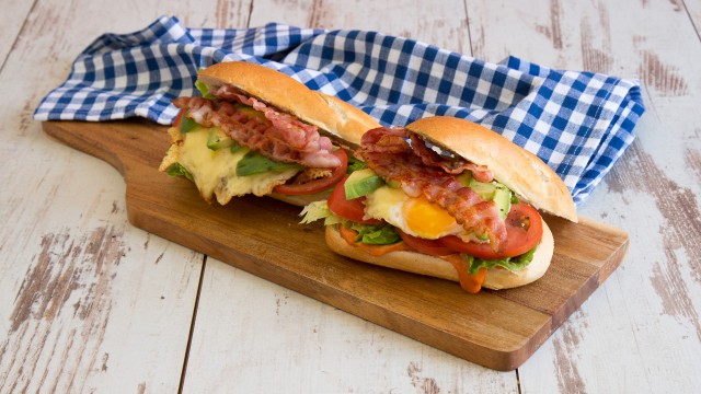 BLT-Sandwich Deluxe mit Avocado, Bacon, Käse und Eiern 