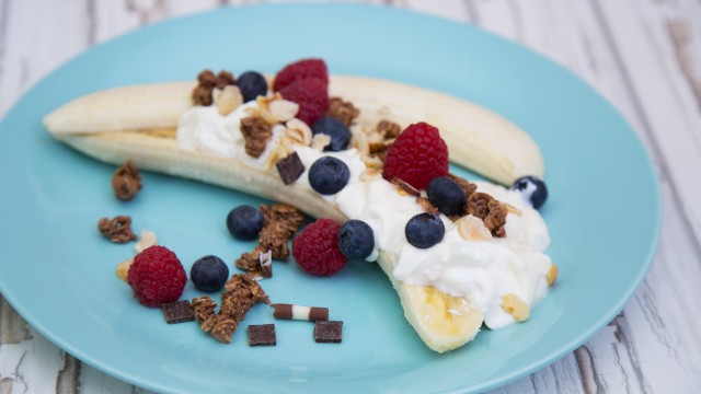 Frühstücks-Banana-Split mit Quark und Himbeeren Frühstücks-Banana-Split mit Quark und Himbeeren