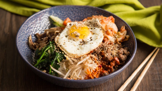Koreanisches Bibimbap mit Hackfleisch, Gemüse und Spiegelei