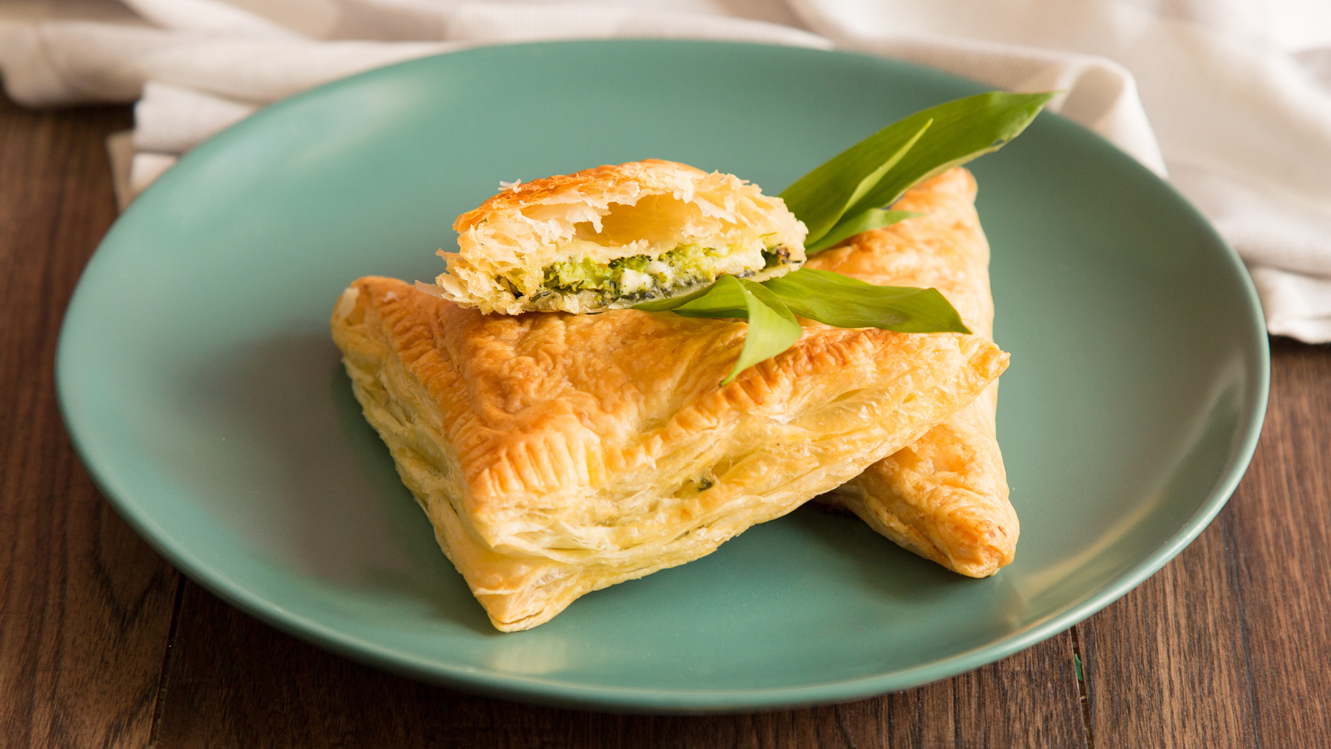 Blätterteigtaschen in 3 Varianten mit Bacon & Brokkoli Blätterteigtaschen in 3 Varianten mit Bacon & Brokkoli