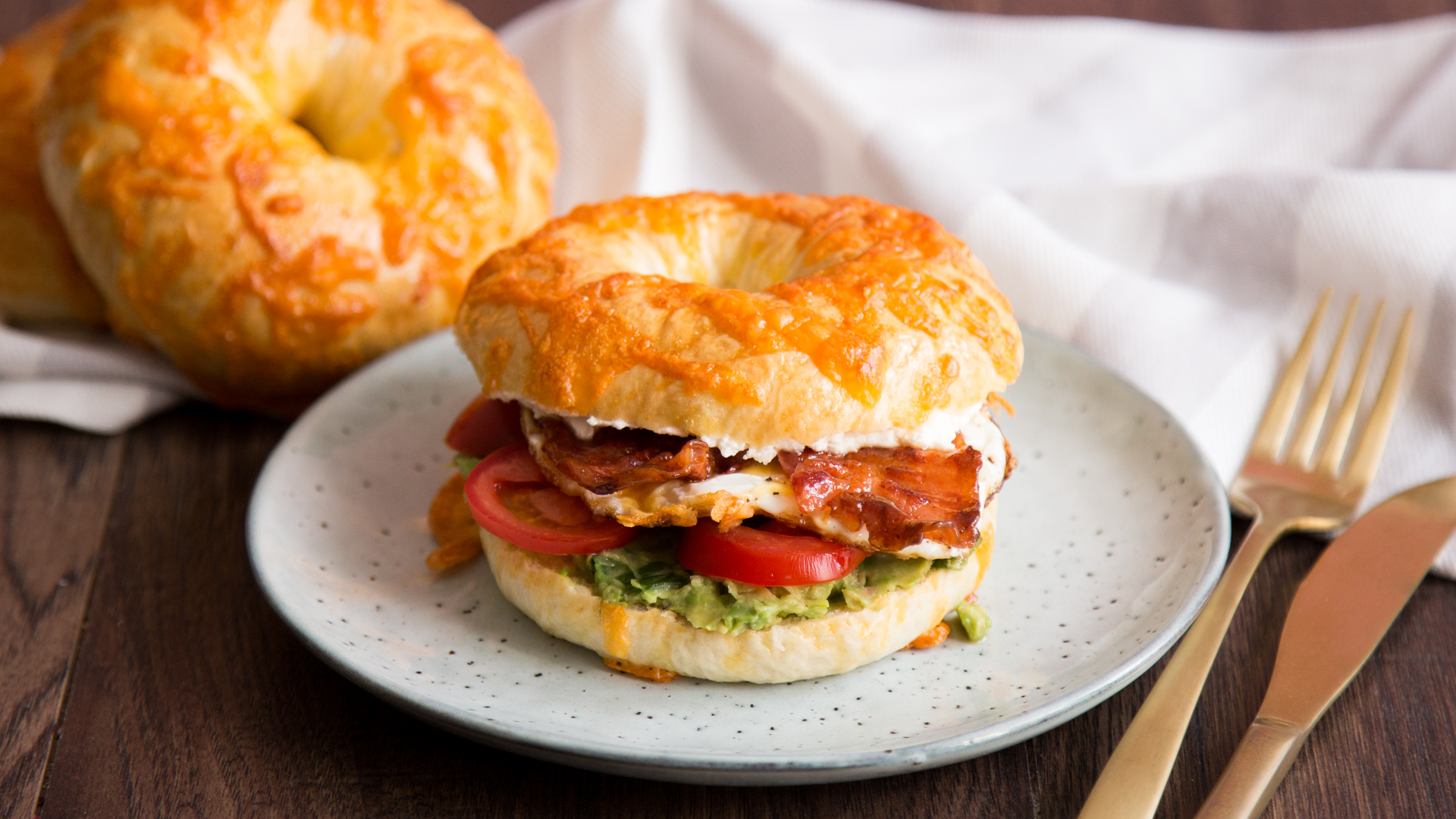 Breakfast Bagel Deluxe mit Avocado und Bacon