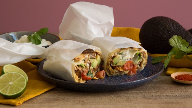 Breakfast Burrito mit Avocado, Bacon, Rührei & Cheddar Breakfast Burrito mit Avocado, Bacon, Rührei & Cheddar