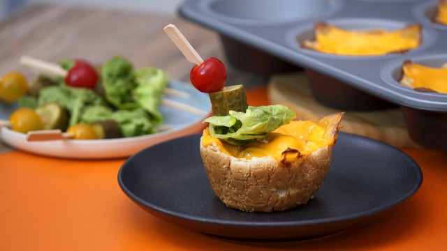 Handliche Cheeseburger-Muffins mit Gemüse-Spieß Handliche Cheeseburger-Muffins mit Gemüse-Spieß