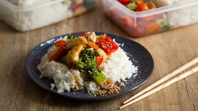 Japanisches Chicken Teriyaki mit Brokkoli und Paprika  Japanisches Chicken Teriyaki mit Brokkoli und Paprika