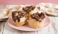 Knusprige Cronuts mit cremig süßer Schokofüllung Knusprige Cronuts mit cremig süßer Schokofüllung