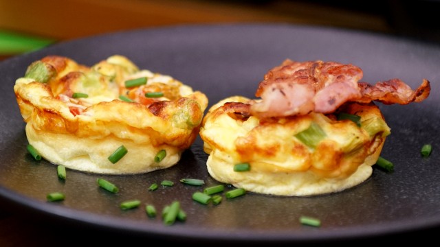 Eimuffins mit Käse, Tomaten & Frühlingszwiebeln Eimuffins mit Käse, Tomaten & Frühlingszwiebeln