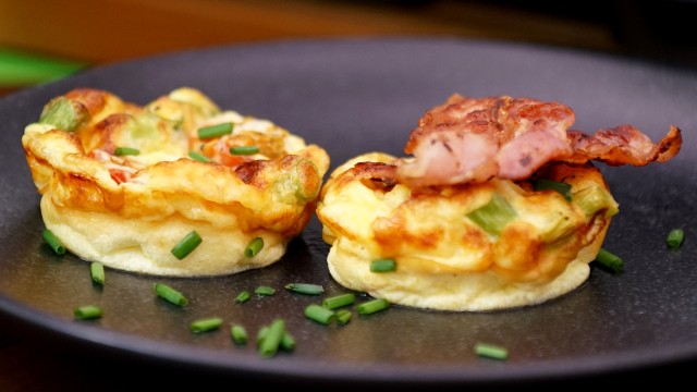 Eimuffins mit Käse, Tomaten & Frühlingszwiebeln