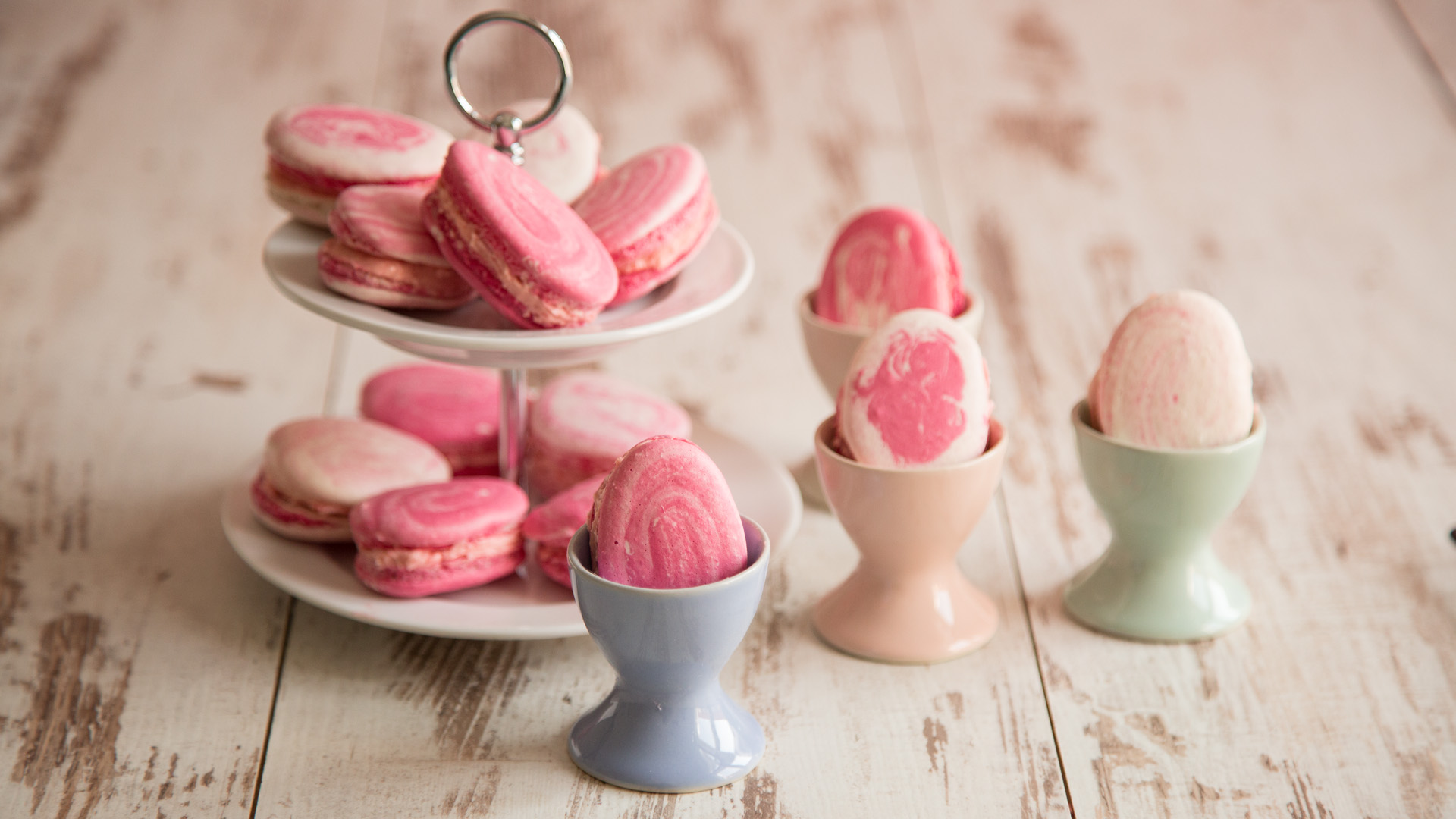 Selbstgemachte Oster-Macarons mit Himbeercreme
