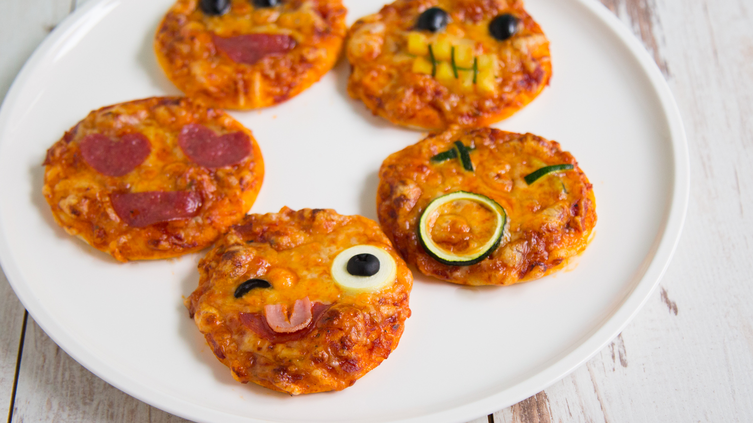EmojiPizza mit Salami, Schinken und Zucchini