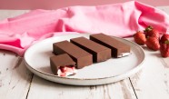 Selbstgemachte Erdbeer-Joghurt-Schokoriegel Selbstgemachte Erdbeer-Joghurt-Schokoriegel