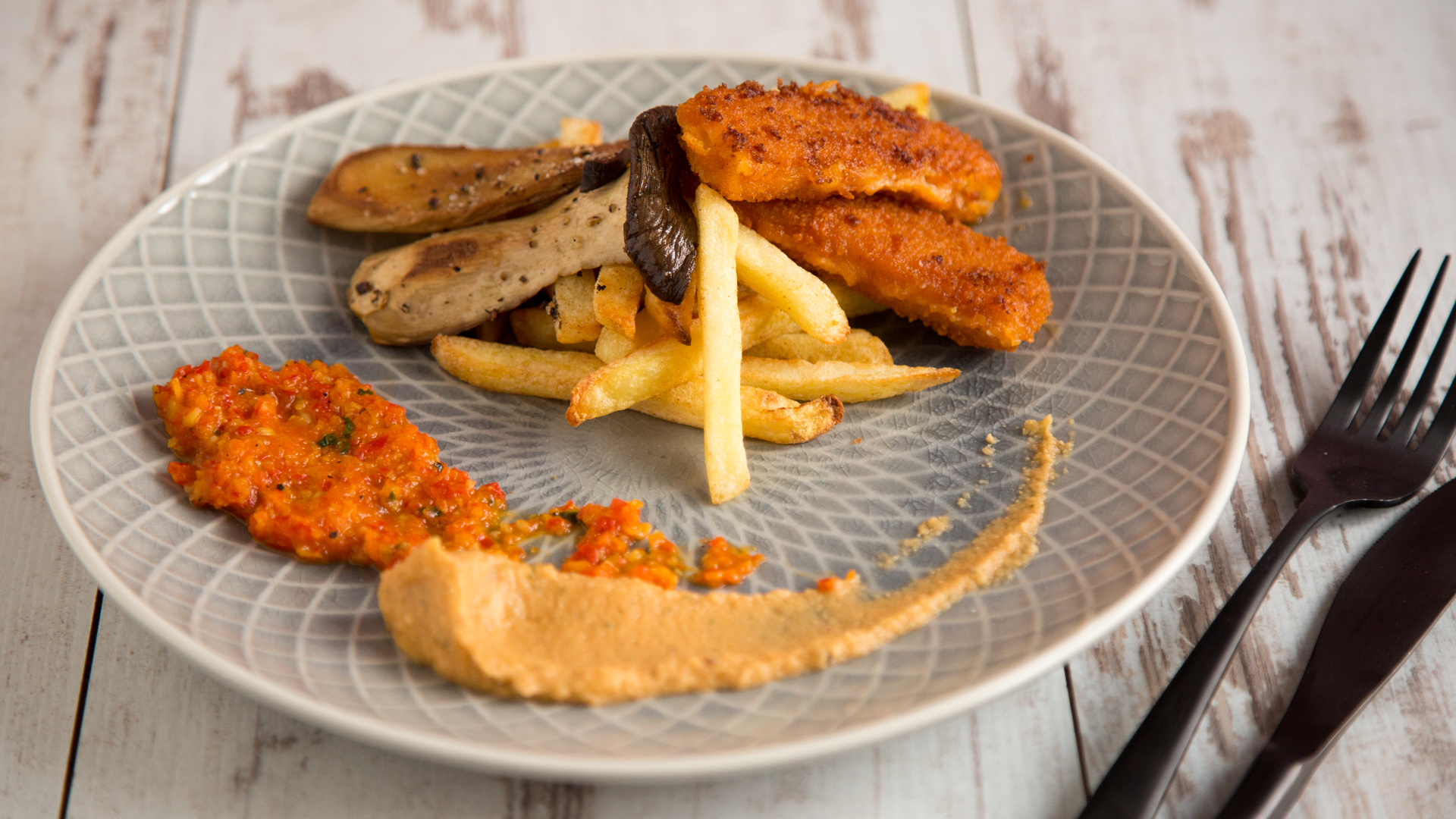 Fish and Chips mit BohnenHummus & PaprikaDip