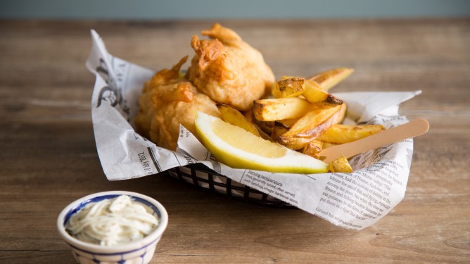 Knusprige Fish and Chips mit Essig und Zitrone  Knusprige Fish and Chips mit Essig und Zitrone