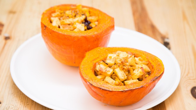 Gefüllter Kürbis mit Apfel-Kartoffel-Stampf Gefüllter Kürbis mit Apfel-Kartoffel-Stampf