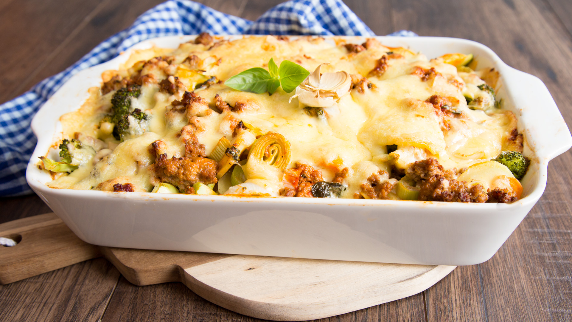 Buntes Gemüsegratin mit Hackfleischsoße und Gouda