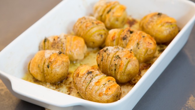 Hasselback-Kartoffeln aus dem Ofen Hasselback-Kartoffeln aus dem Ofen