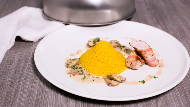 Hähnchenbrust im Speckmantel mit Pilz-Risotto Hähnchenbrust im Speckmantel mit Pilz-Risotto