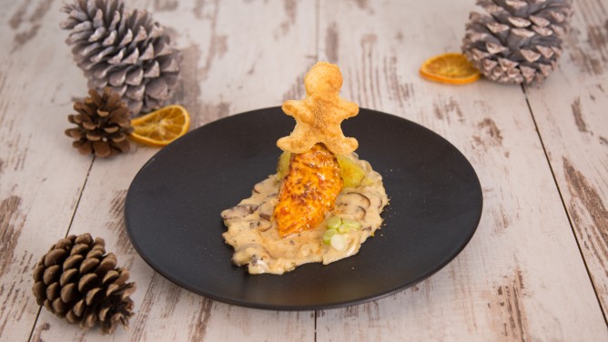 Mit Cheddar überbackene Hähnchenbrust auf Pilz-Zwiebel-Rahm Mit Cheddar überbackene Hähnchenbrust auf Pilz-Zwiebel-Rahm
