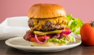 Saftiger Juicy Lucy Burger mit Käsefüllung und Salat Saftiger Juicy Lucy Burger mit Käsefüllung und Salat