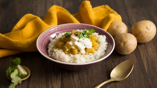 Vegetarisches Kartoffel-Curry mit Ingwer & Kokosmilch  Vegetarisches Kartoffel-Curry mit Ingwer & Kokosmilch