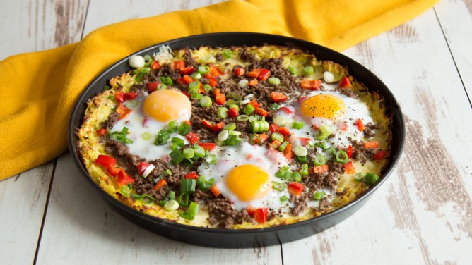 Leckere Kartoffelpizza mit Hackfleisch, Käse und Eiern Leckere Kartoffelpizza mit Hackfleisch, Käse und Eiern