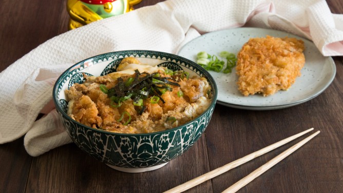 Japanisches Katsudon mit knusprigem Schnitzel und Reis Japanisches Katsudon mit knusprigem Schnitzel und Reis