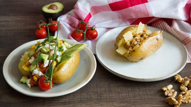 Kumpir: Ofenkartoffeln mit Avocado und Walnusspesto Kumpir: Ofenkartoffeln mit Avocado und Walnusspesto
