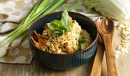 Sommerlicher Mie-Nudel Salat mit Chinakohl und Karotten Sommerlicher Mie-Nudel Salat mit Chinakohl und Karotten