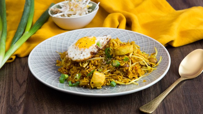 Nasi Goreng mit Hähnchen, Champignons und Spiegelei Nasi Goreng mit Hähnchen, Champignons und Spiegelei