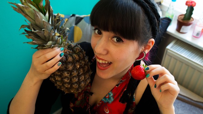 Melissa schneidet Obst Melissa schneidet Obst