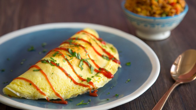 Omurice: Japanisches Reisomelett mit Hühnchen  Omurice: Japanisches Reisomelett mit Hühnchen