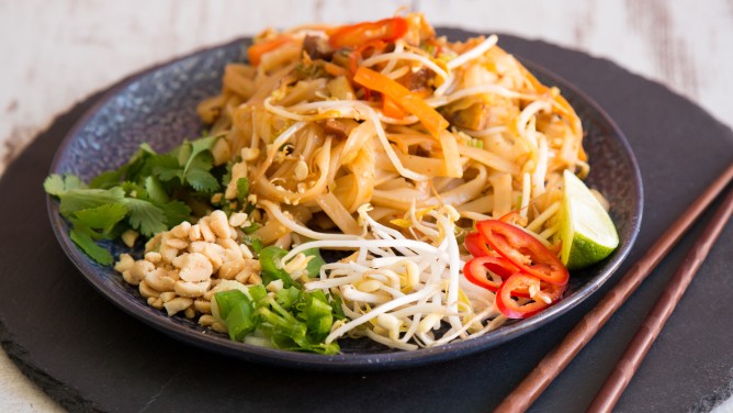 Pad Thai mit buntem Gemüse, Tofu & Chili Pad Thai mit buntem Gemüse, Tofu & Chili