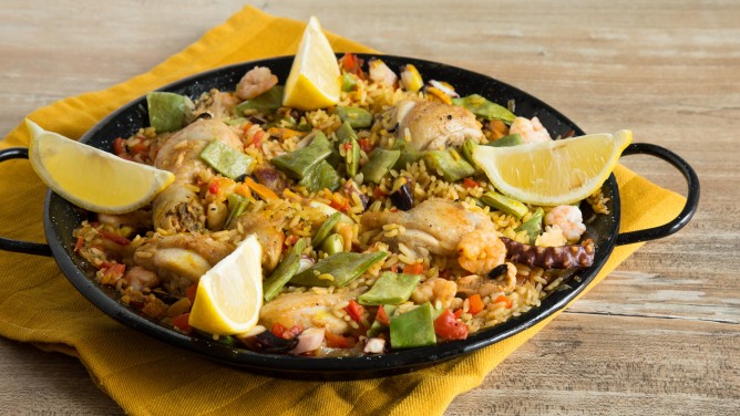 Frische Paella mit Frutti di Mare und Safran  Frische Paella mit Frutti di Mare und Safran