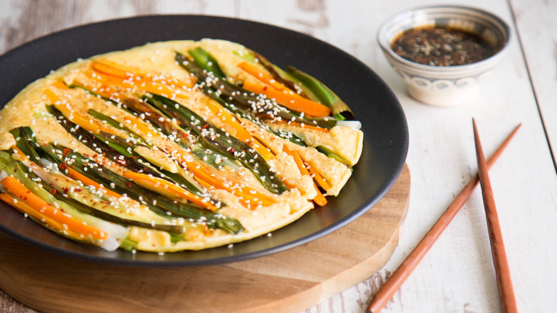 Pajeon: Koreanischer Gemüsepfannkuchen Mit Sesam-dip
