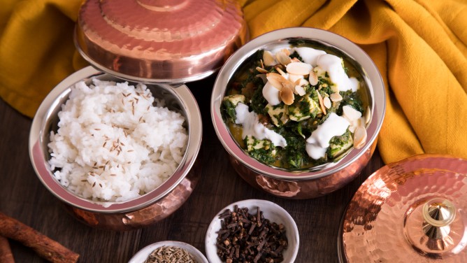 Indisches Palak Paneer mit Blattspinat, Joghurt & Mandel  Indisches Palak Paneer mit Blattspinat, Joghurt & Mandel