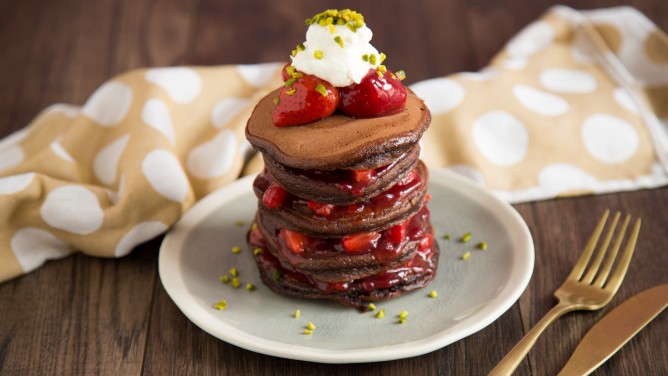 Schoko-Pancake-Turm mit Erdbeeren, Sahne und Konfitüre