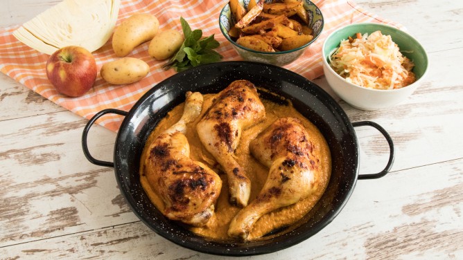 Portugiesisches Piri Piri Hähnchen mit Kartoffelspalten Portugiesisches Piri Piri Hähnchen mit Kartoffelspalten