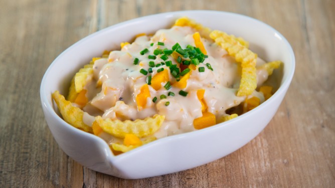 Poutine: Pommes mit Bratensoße und Käse Poutine: Pommes mit Bratensoße und Käse