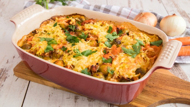 Rosenkohl-Hack-Auflauf mit Kartoffel-Crunch und Paprika Rosenkohl-Hack-Auflauf mit Kartoffel-Crunch und Paprika