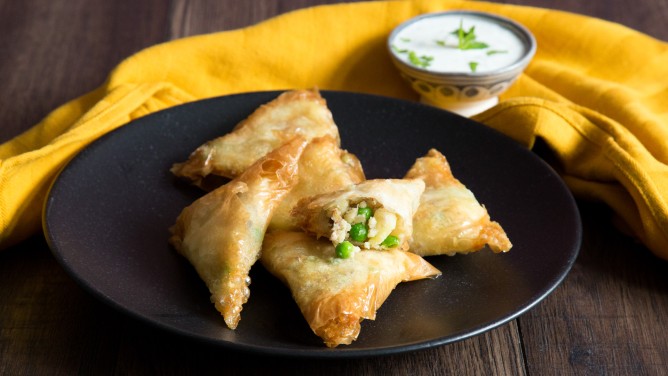 Samosas mit Kartoffel-Erbsen-Füllung und Minz-Raita Samosas mit Kartoffel-Erbsen-Füllung und Minz-Raita