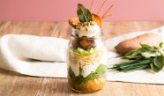 Schichtsalat im Glas mit Süßkartoffel, Spinat & Schmand Schichtsalat im Glas mit Süßkartoffel, Spinat & Schmand