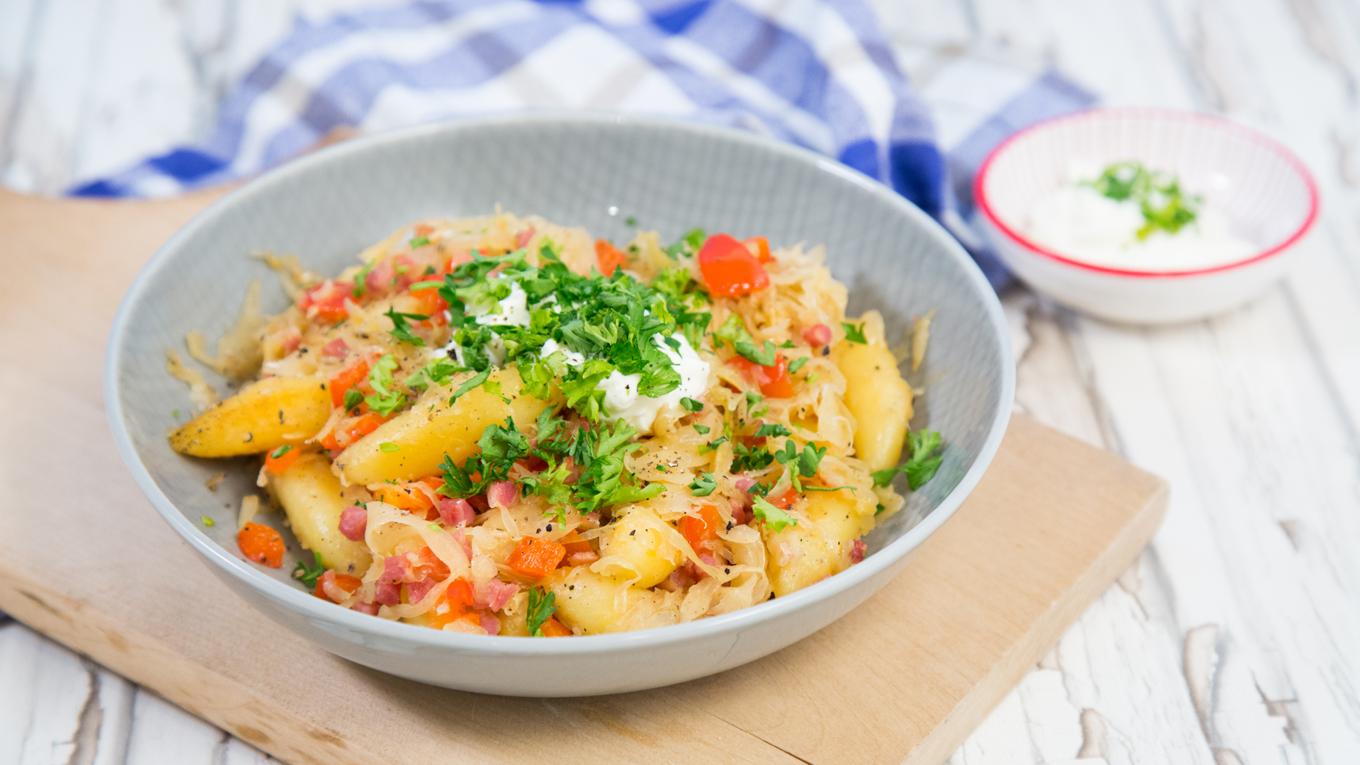 Herzhafte Schupfnudelpfanne mit Sauerkraut und Schinken