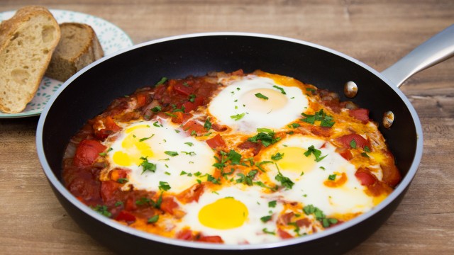 Shakshuka mit Paprika und pochierten Eiern Shakshuka mit Paprika und pochierten Eiern