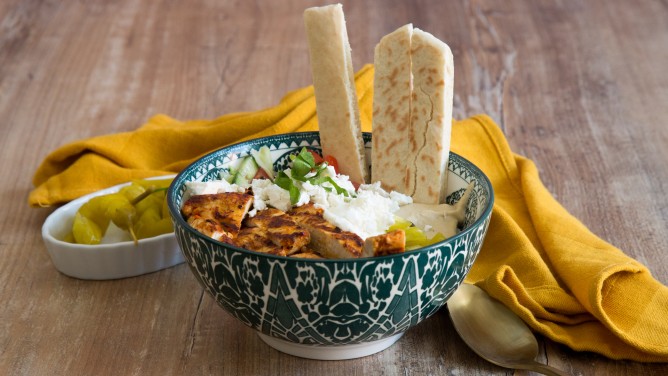 Arabische Shawarma Bowl mit Hähnchen, Hummus und Salat Arabische Shawarma Bowl mit Hähnchen, Hummus und Salat