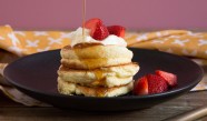 Japanische Soufflé Pancakes mit Erdbeeren und Sahne Japanische Soufflé Pancakes mit Erdbeeren und Sahne