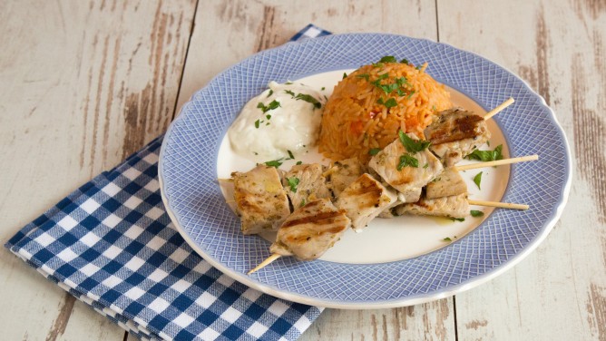 Griechischer Souvlaki mit Djuvec-Reis und Tzatziki Griechischer Souvlaki mit Djuvec-Reis und Tzatziki