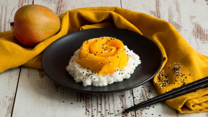 Asiatischer Sticky Rice mit Kokossoße, Mango & Sesam Asiatischer Sticky Rice mit Kokossoße, Mango & Sesam