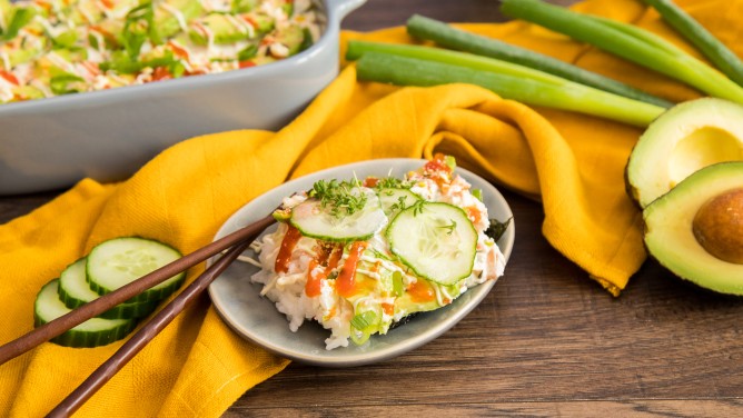 Sushi-Auflauf mit Lachsfilet, Avocado und Sriracha-Soße  Sushi-Auflauf mit Lachsfilet, Avocado und Sriracha-Soße