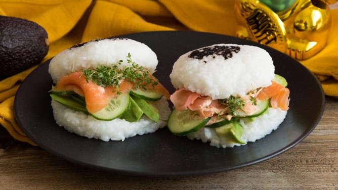 Sushi-Burger mit Reis, Lachs, Avocado und Chili-Mayo Sushi-Burger mit Reis, Lachs, Avocado und Chili-Mayo