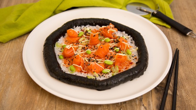 Sushi-Pizza aus Reis & Nori-Algen und belegt mit Räucherlachs Sushi-Pizza aus Reis & Nori-Algen und belegt mit Räucherlachs